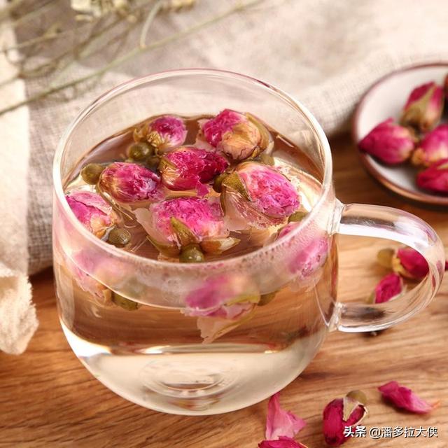 玫瑰花和什么一起泡水喝好（金边玫瑰泡水喝的功效）