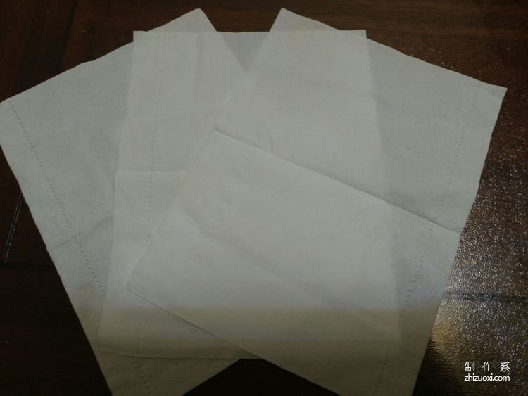 用纸巾折小白花教程_纸巾叠白花